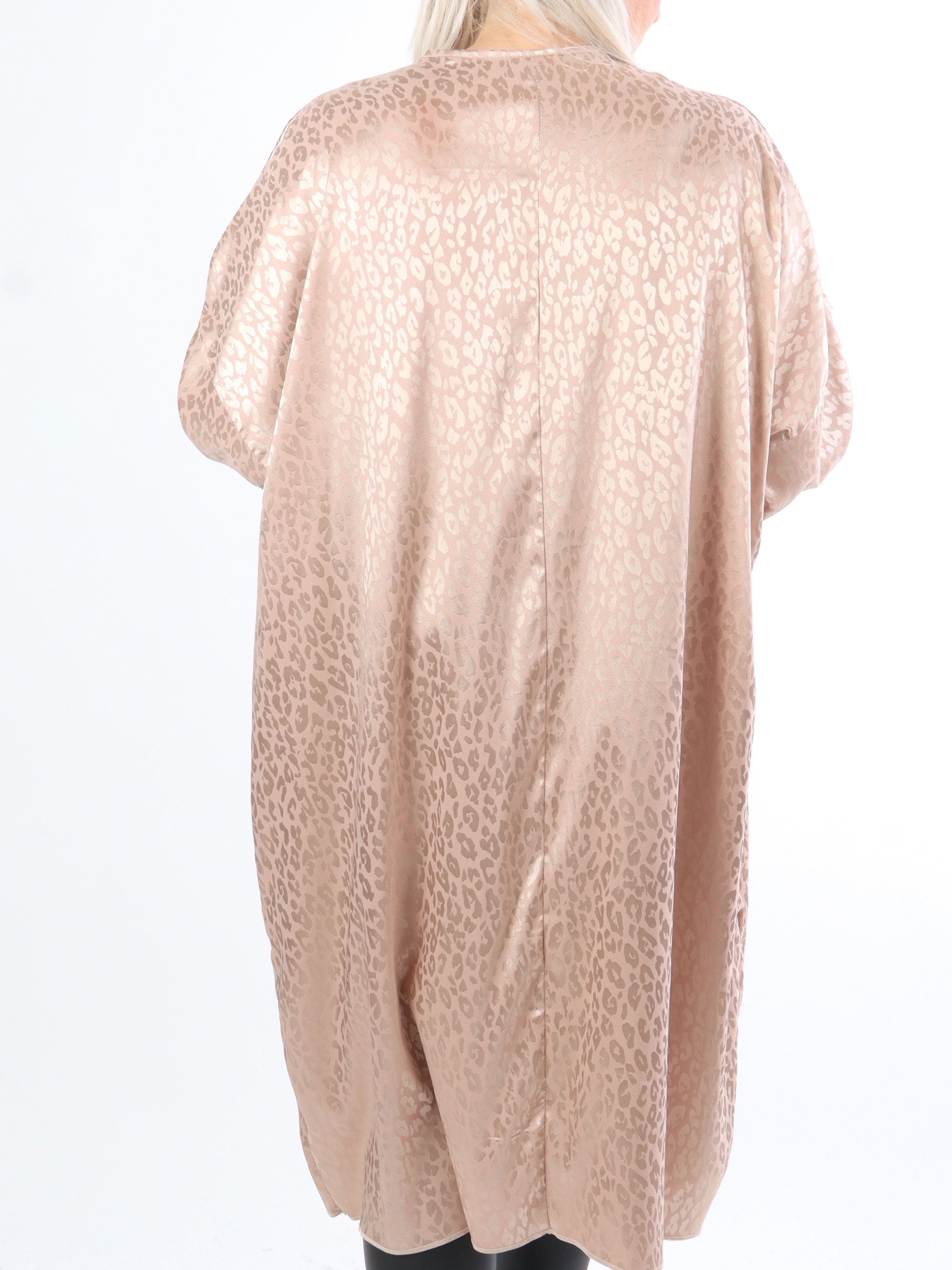 Telly - Plus size tunika med leopardpletter i silkelook